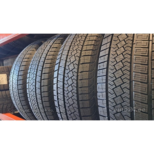 Pirelli Winter Ice Zero Asimmetrico 235/55R20